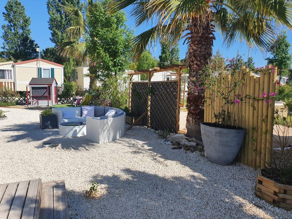 Mobil home, jacuzzi, vélos, barbecue et mer et plage à 300m Campground/ 
RV Resort in Hyères