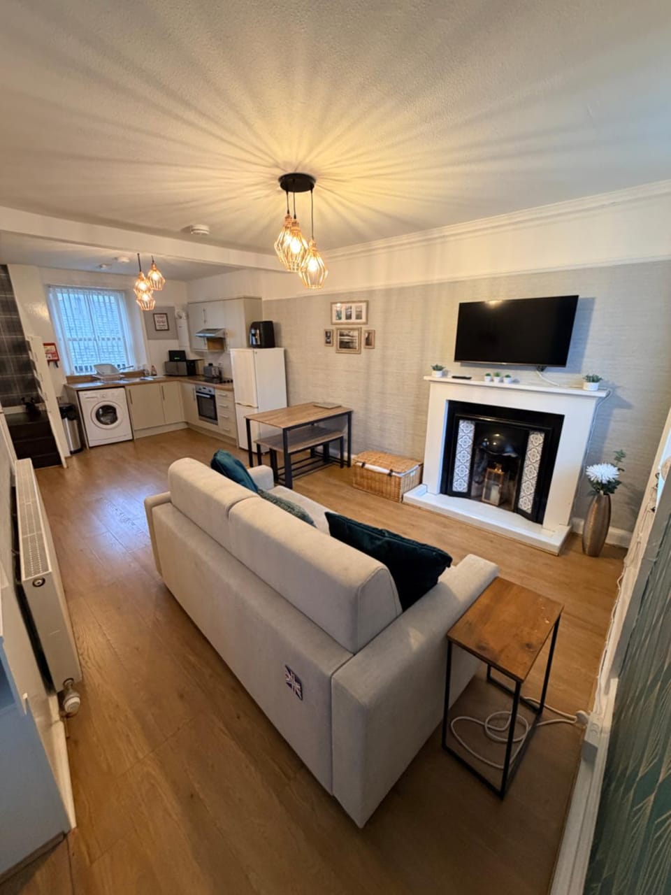 TV and multimedia, Kitchen or kitchenette, Living room, Seating area, Dining area