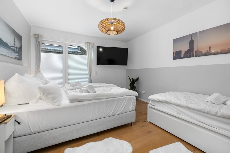 Bed, TV and multimedia, Photo of the whole room, Bedroom, towels