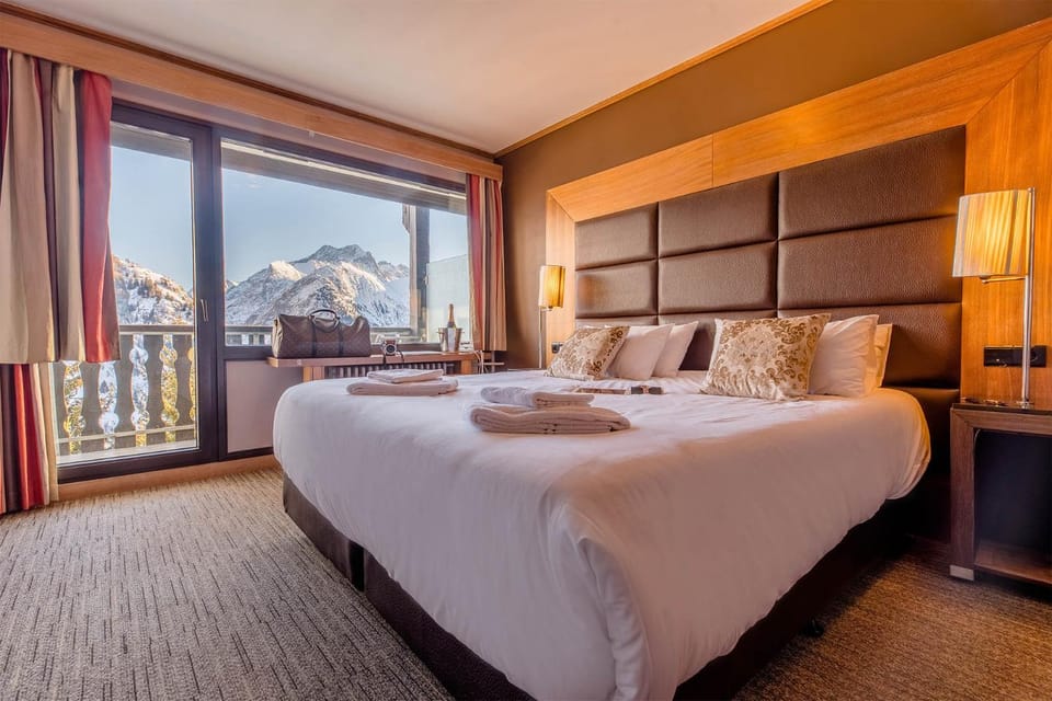 Bedroom, Mountain view