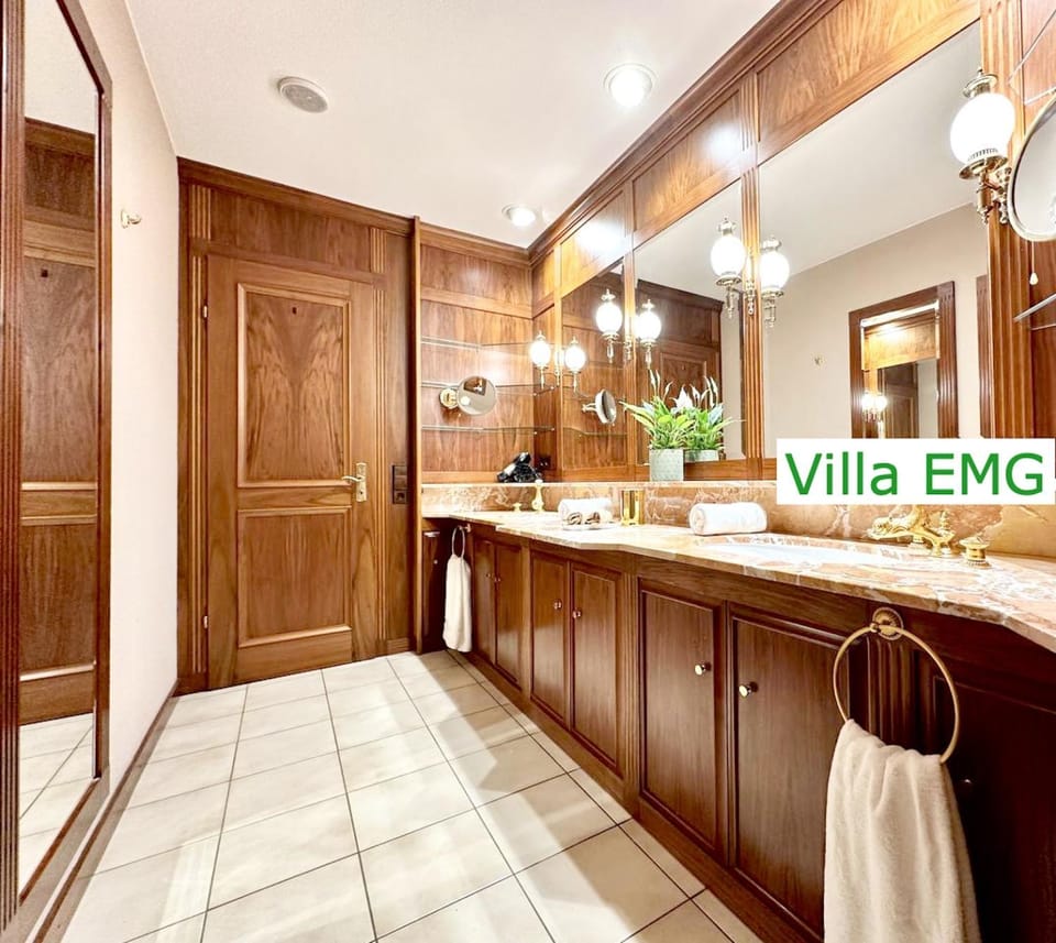 Bathroom, Decorative detail, towels
