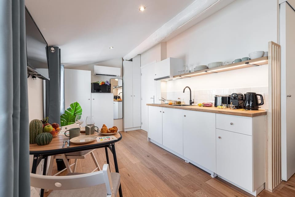 Coffee/tea facilities, minibar, stove, toaster