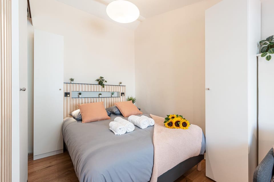 Bed, towels, wardrobe