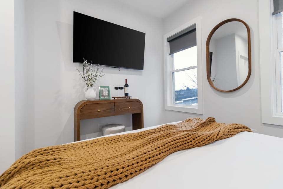 Bed, TV and multimedia, Bedroom