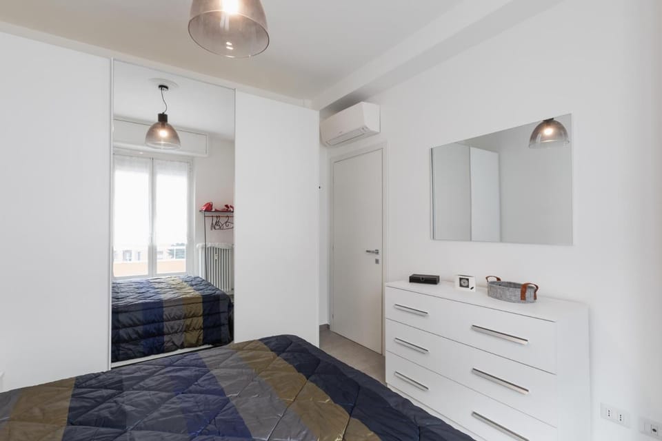 Bed, Bedroom, wardrobe, air conditioner