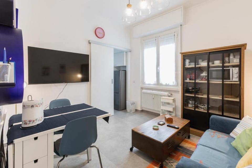 Bed, Library, TV and multimedia, Living room, Seating area, Dining area, Inner courtyard view, hair dresser, internet