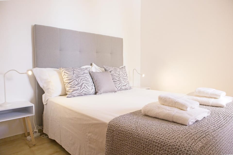 Bed, Bedroom, towels