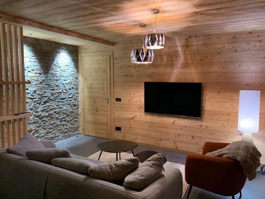 Superbe chalet avec vue montagne Chalet in Provence-Alpes-Côte d'Azur