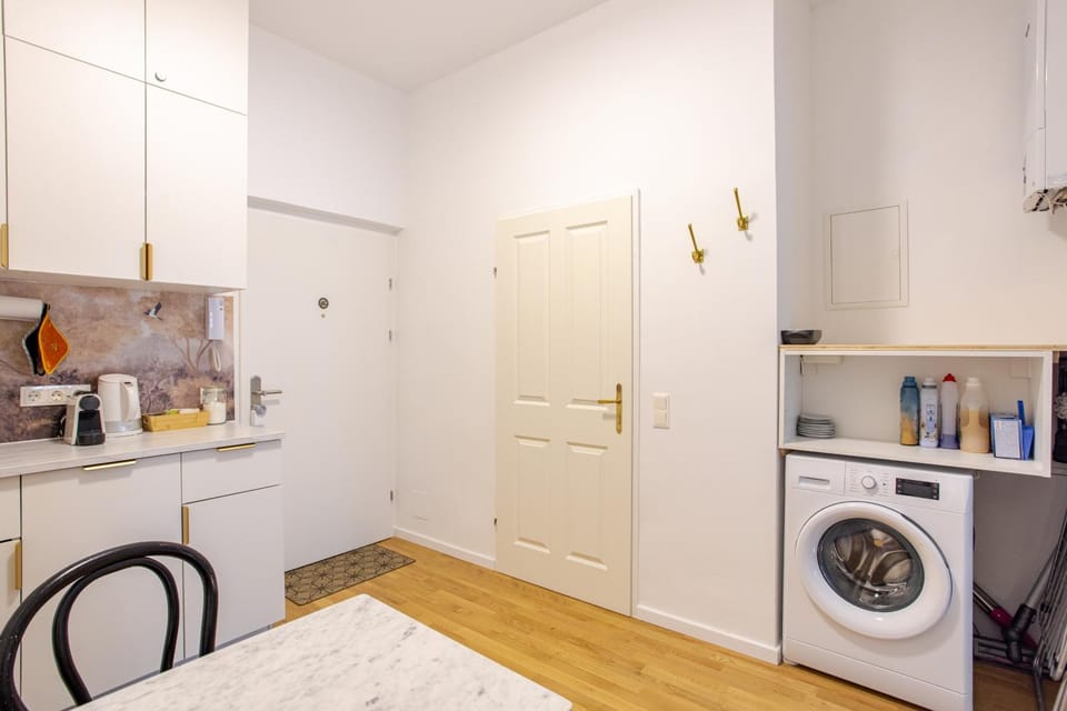 Coffee/tea facilities, Kitchen or kitchenette, dishwasher, stove, washing machine