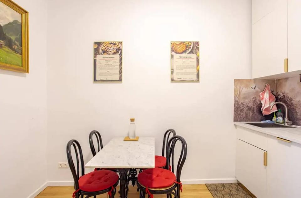 Kitchen or kitchenette, Dining area