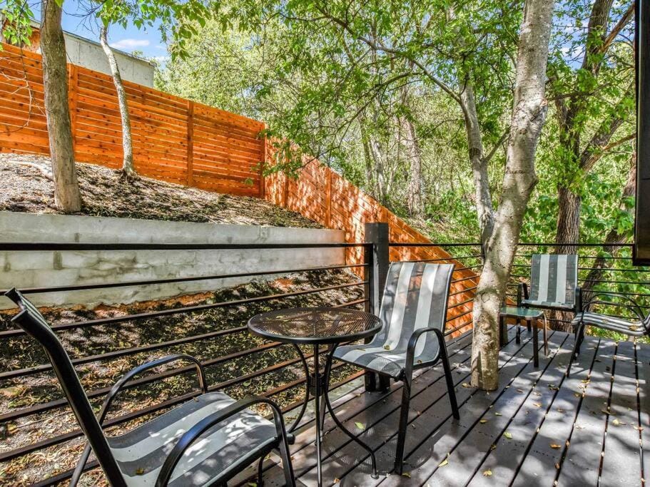 Tiny House-Sleeps 4-Kitchen-Washer/Dryer-Patio House in Austin