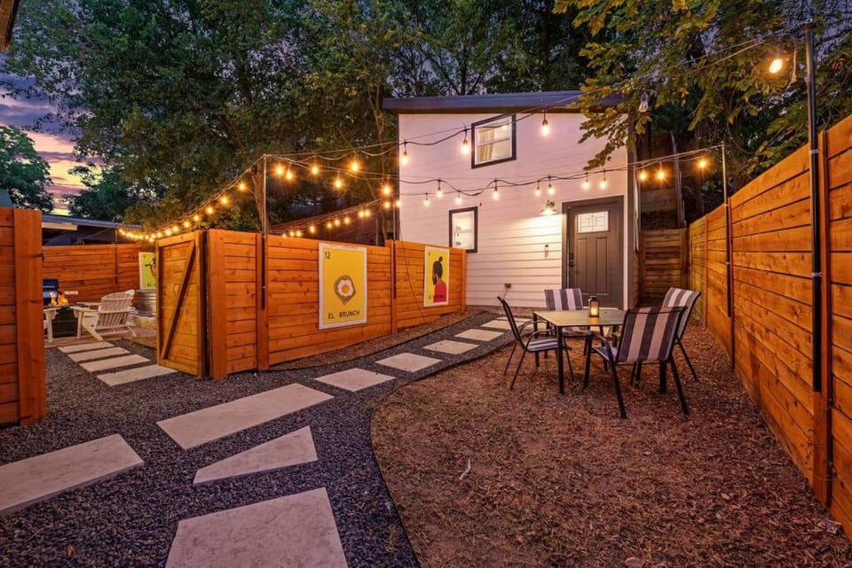 Tiny House-Sleeps 4-Kitchen-Washer/Dryer-Patio House in Austin