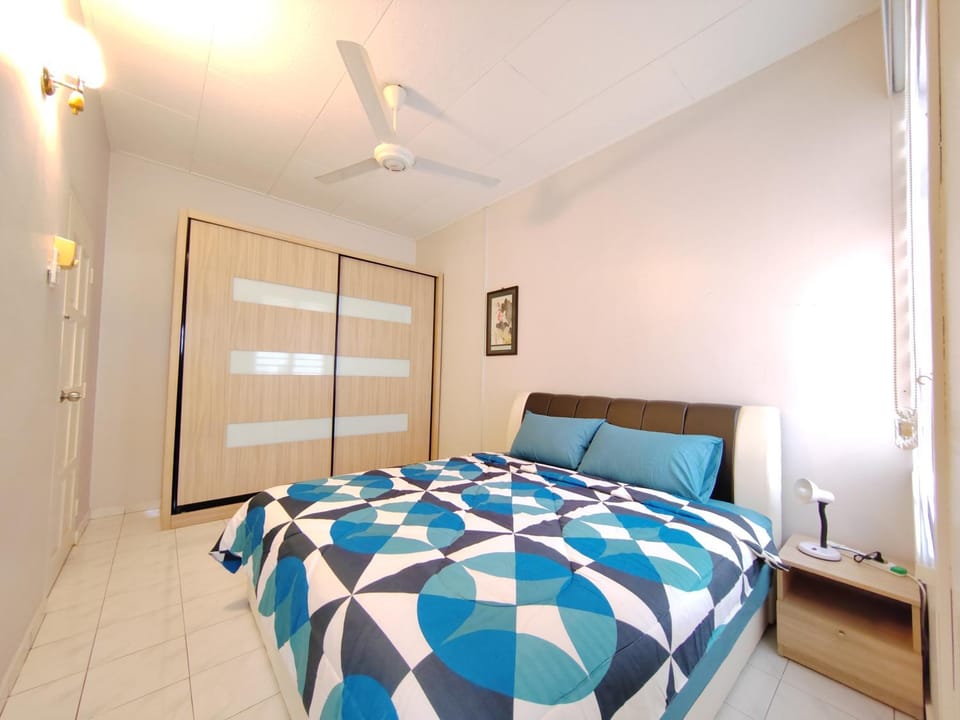 Bed, Photo of the whole room, Bedroom, fireplace, air conditioner