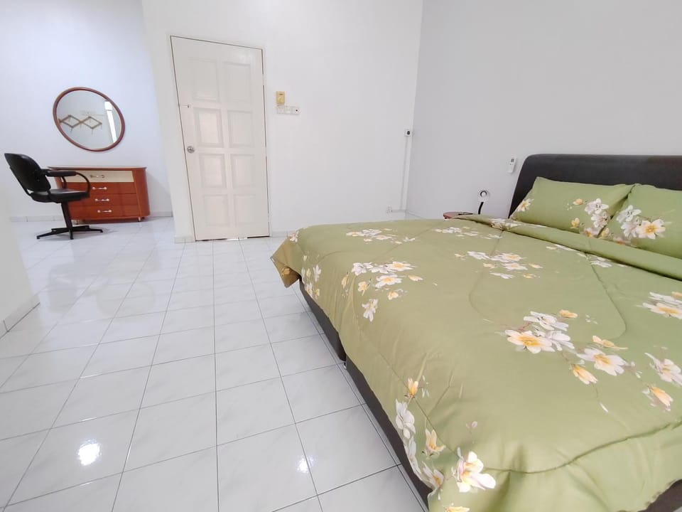 Bed, Photo of the whole room, Bedroom, wardrobe, air conditioner