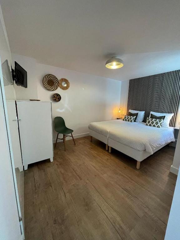 Bed, Photo of the whole room, Bedroom
