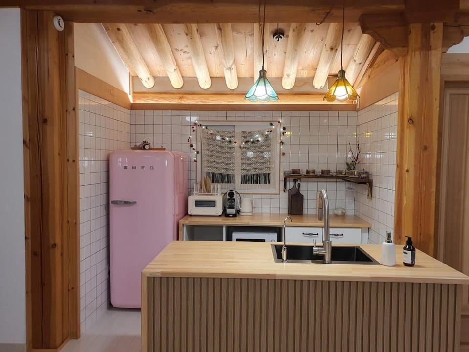 Kitchen or kitchenette, Dining area, minibar, pet friendly, stove