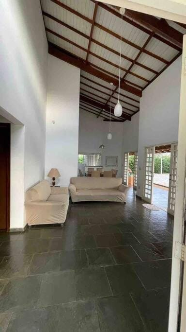 Casa com piscina em condomínio ensolarada! House in State of Paraná