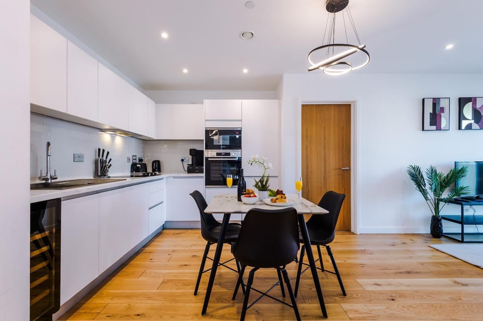 Kitchen or kitchenette, Dining area, oven