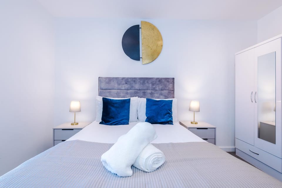 Bed, Bedroom, towels