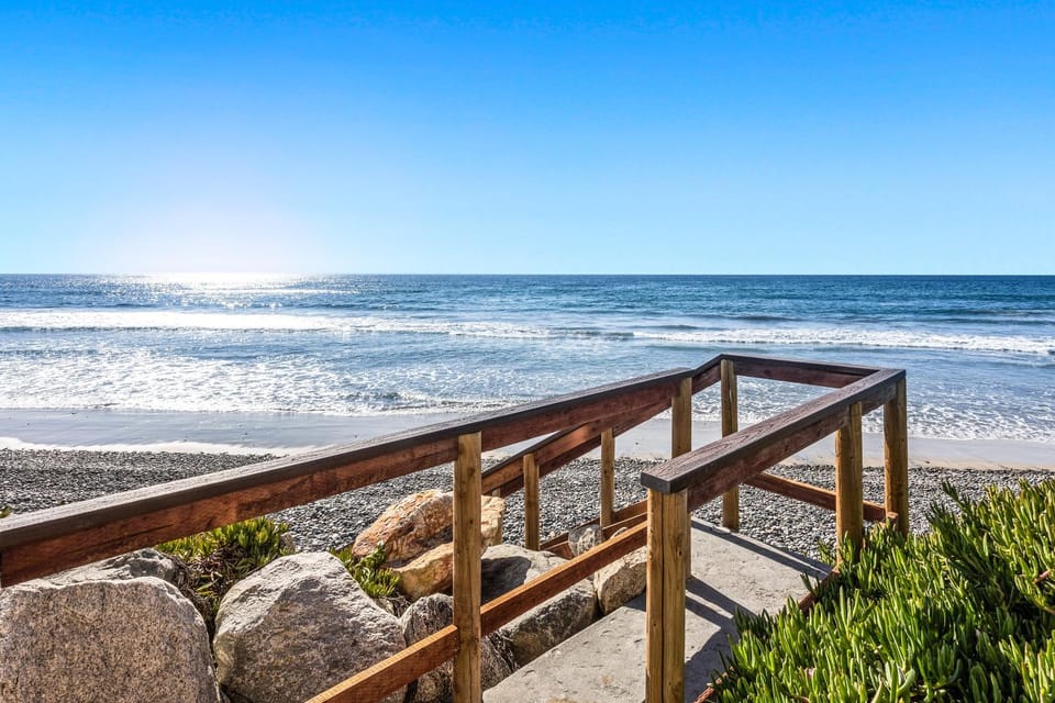 2BR Oceanfront Condo - Private Balcony - Spacious House in Oceanside