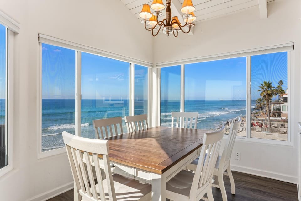 2BR Oceanfront Condo - Private Balcony - Spacious House in Oceanside