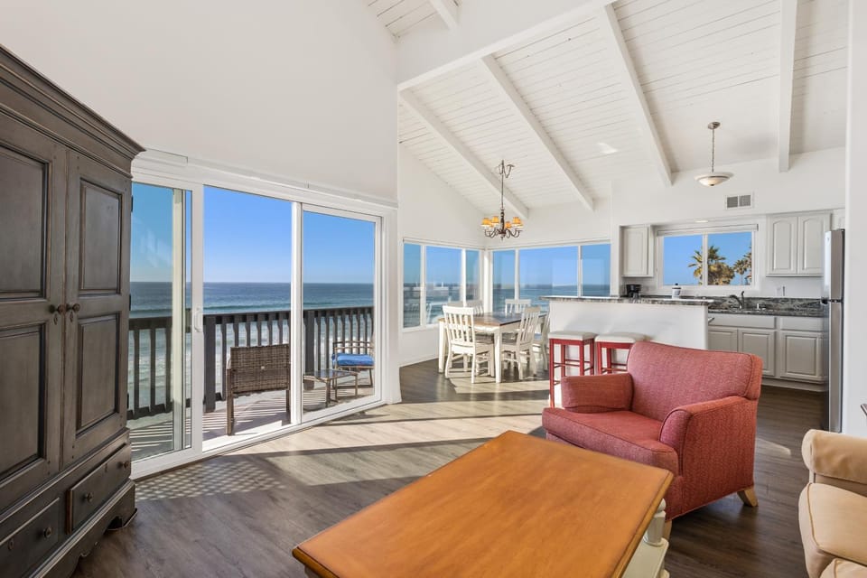 2BR Oceanfront Condo - Private Balcony - Spacious House in Oceanside