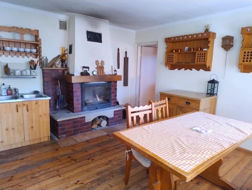Kitchen or kitchenette, Dining area, flat iron