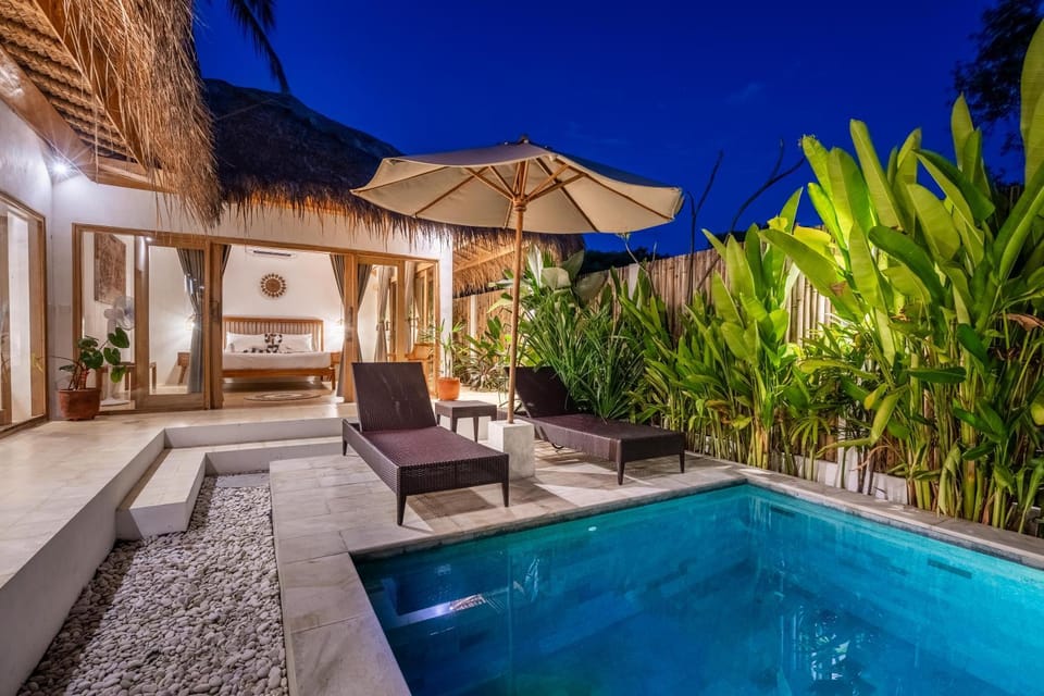 Pool view, Swimming pool, sunbed