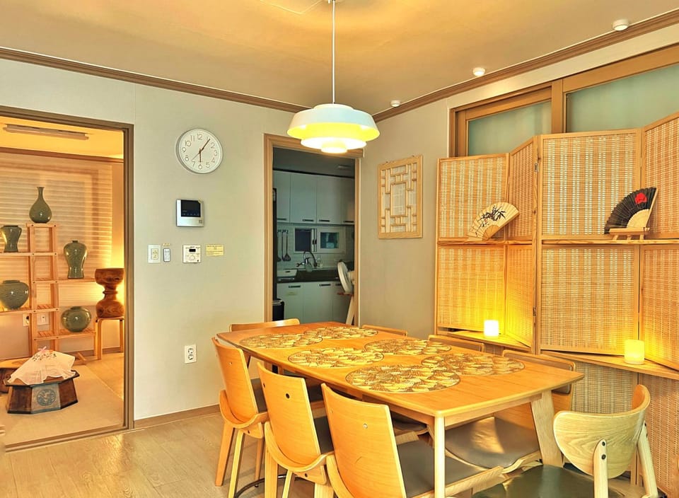 Living room, Seating area, Dining area, group of guests, group of guests, group of guests, Family, Family, Family