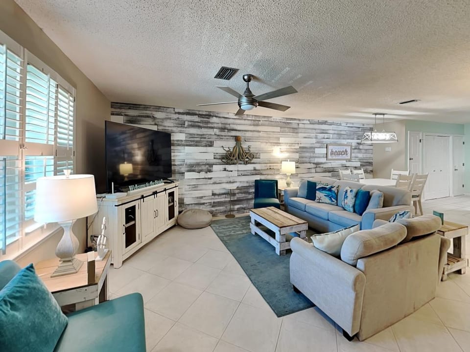TV and multimedia, Living room, Seating area, Dining area, furniture