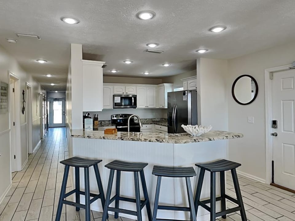 Kitchen or kitchenette, Seating area, microwave, oven, stove
