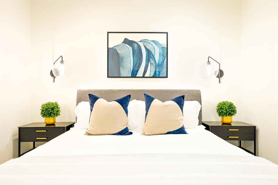 Modern 4BR - Private Balcony - Garage Parking House in Carlsbad