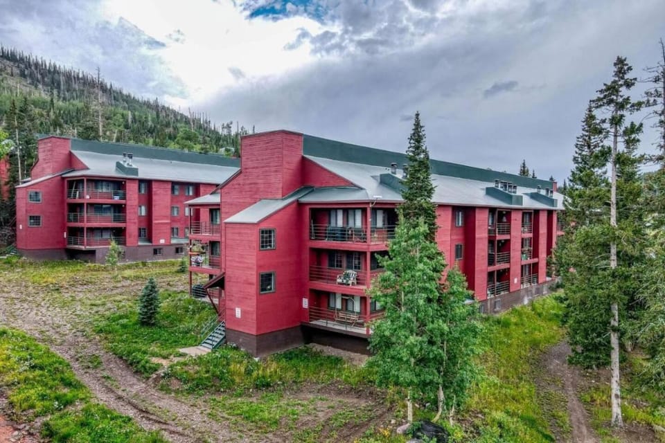 Giant Steps #8 - Ski Inout With Hot Tub And Sauna Apartment in Brian Head