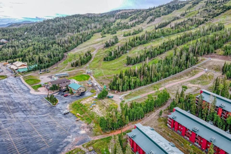 Giant Steps #8 - Ski Inout With Hot Tub And Sauna Apartment in Brian Head