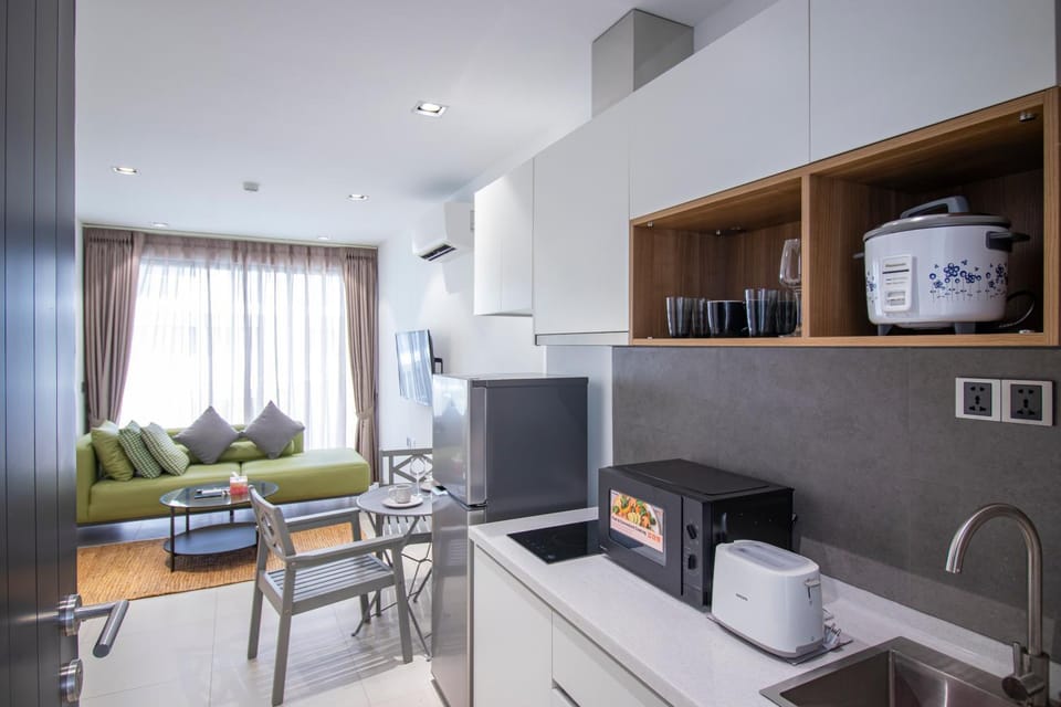 Kitchen or kitchenette, minibar
