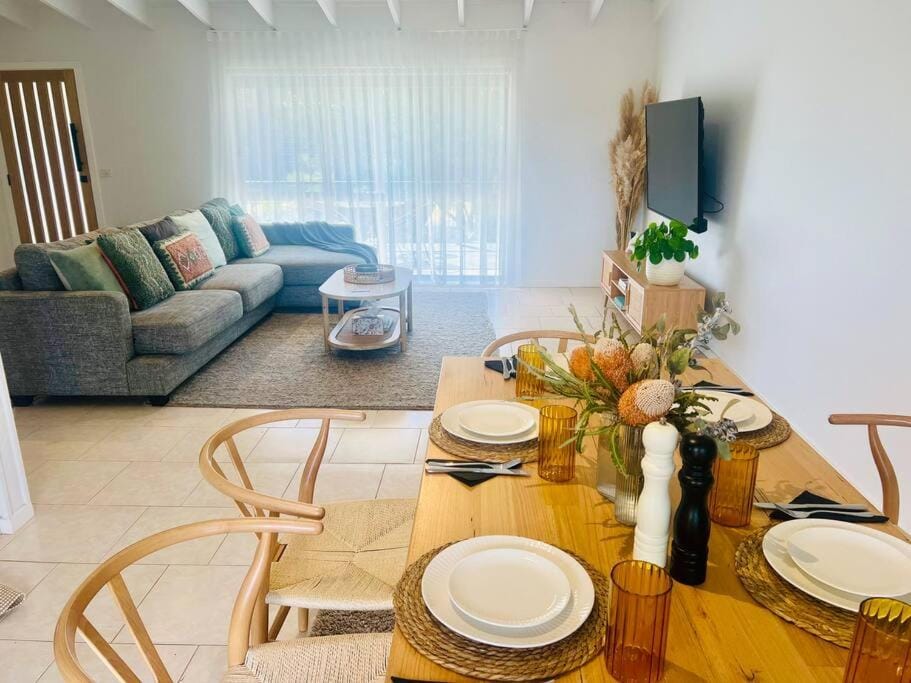 Seating area, Dining area