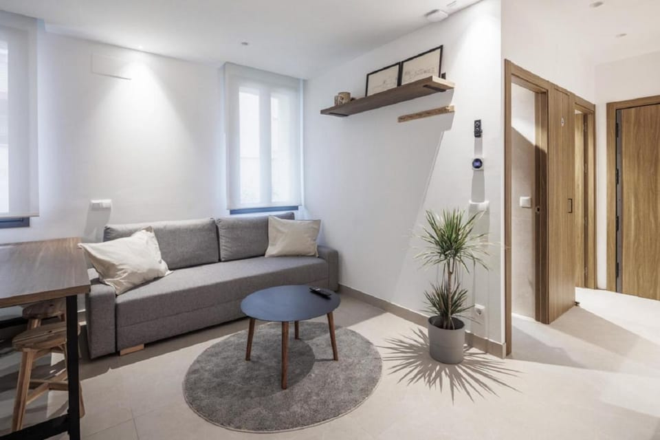 Bed, Living room, Dining area, internet