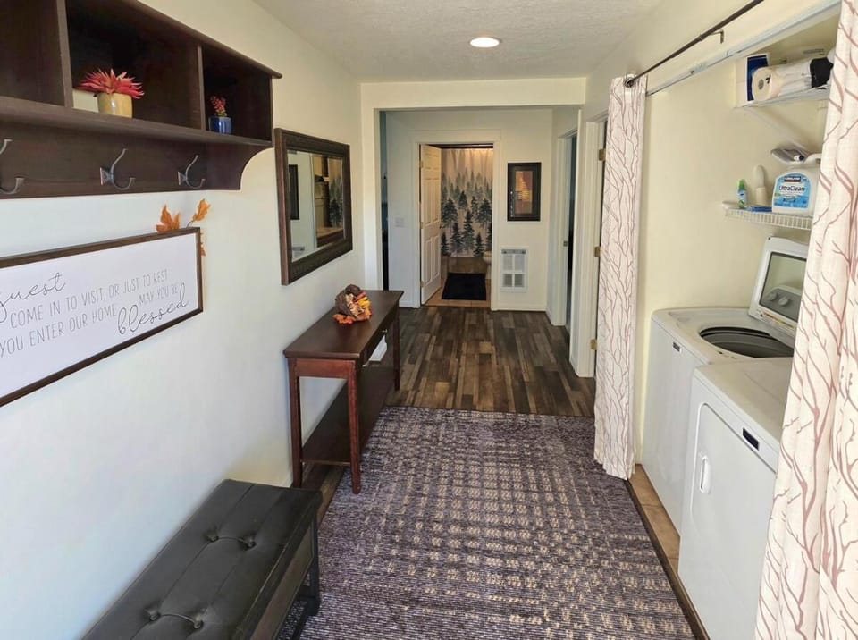 Immaculate Home w/ Mtn and River Views! Apartment in Wenatchee