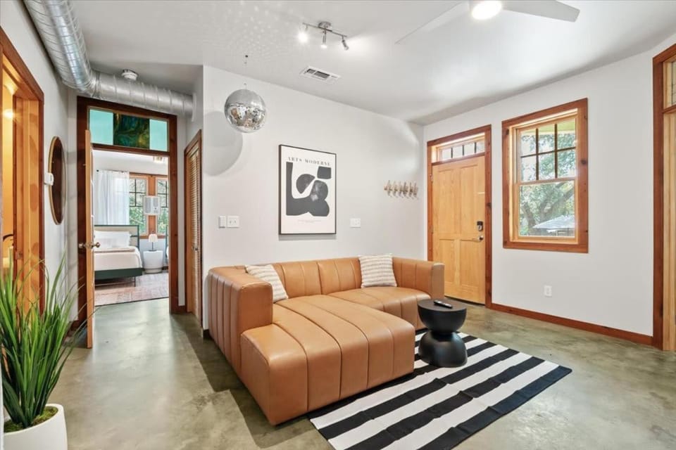 Urban Cowboy Villas - Heart of 704 House in Austin