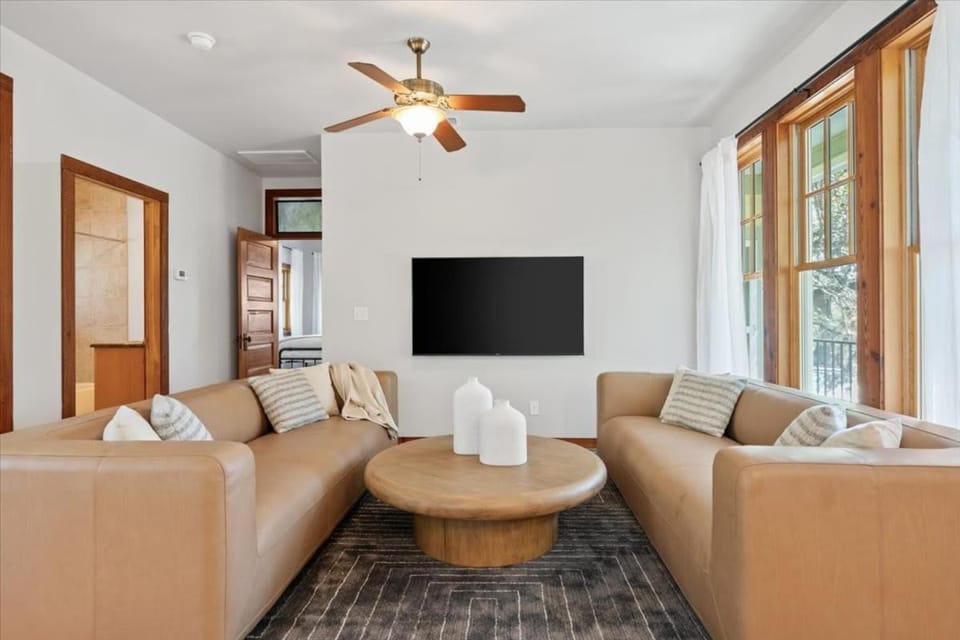 Urban Cowboy Villas - Heart of 704 House in Austin