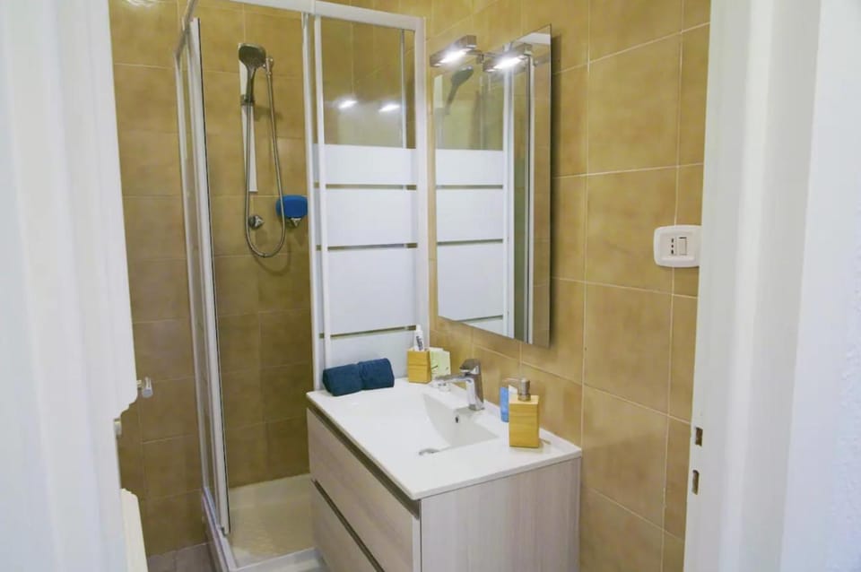 Shower, Bathroom, towels