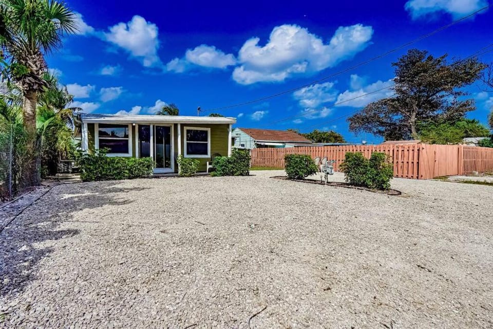 Palm Wave Stays - Central and Cozy Apt Apartment in West Palm Beach