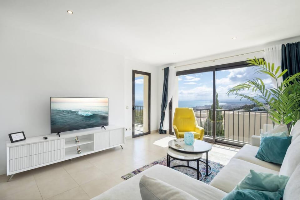 Communal lounge/ TV room, TV and multimedia, Living room, Mountain view, Sea view