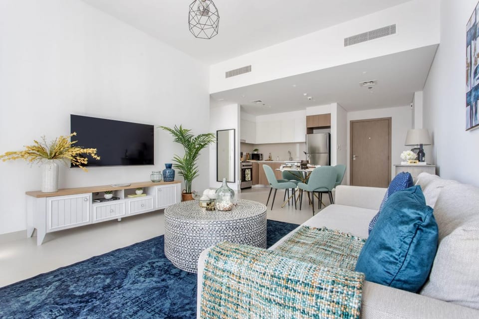 TV and multimedia, Kitchen or kitchenette, Living room, Seating area, Dining area