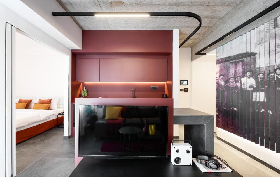 Bed, TV and multimedia, Kitchen or kitchenette, Living room, Photo of the whole room, Seating area, Bedroom