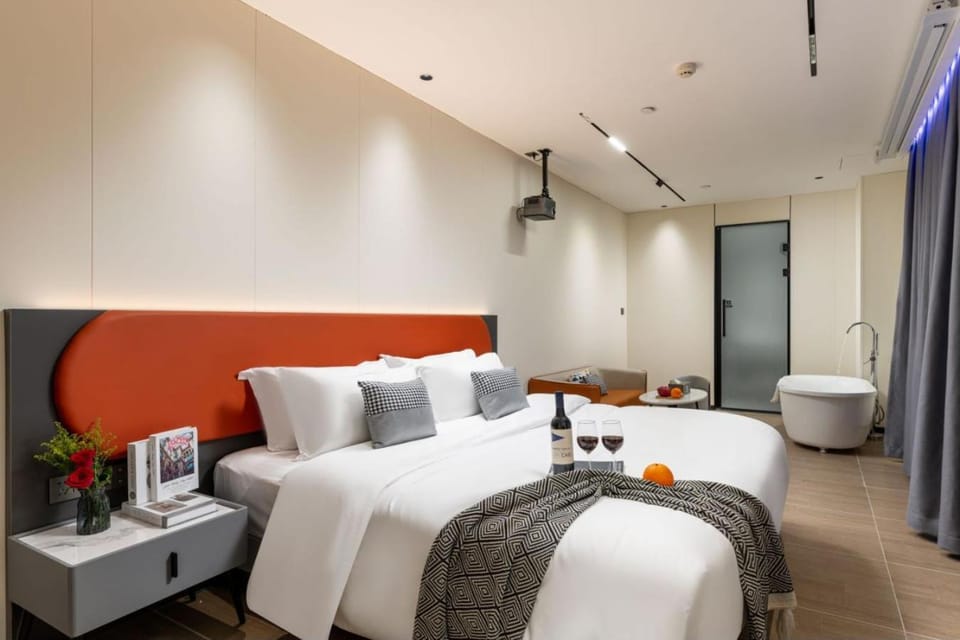 Bed, TV and multimedia, Bath, air conditioner