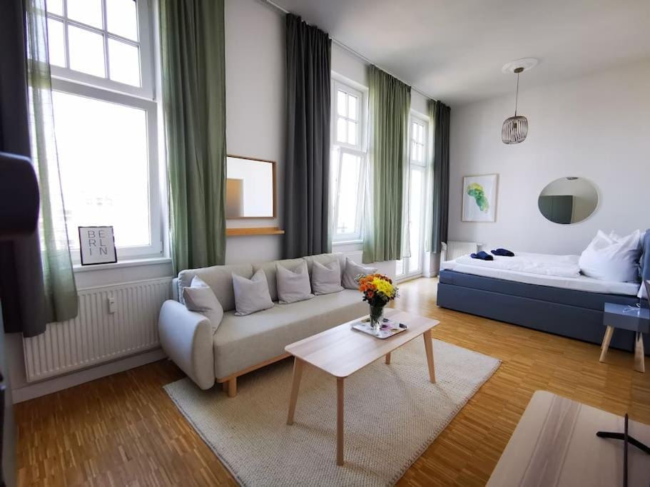 SC 07 by ROCKCHAIR Apartments l SUPERHOST Status l 2,5 Bedrooms Boxspringbeds Balcony Elevator welcomes you! Apartment in Berlin