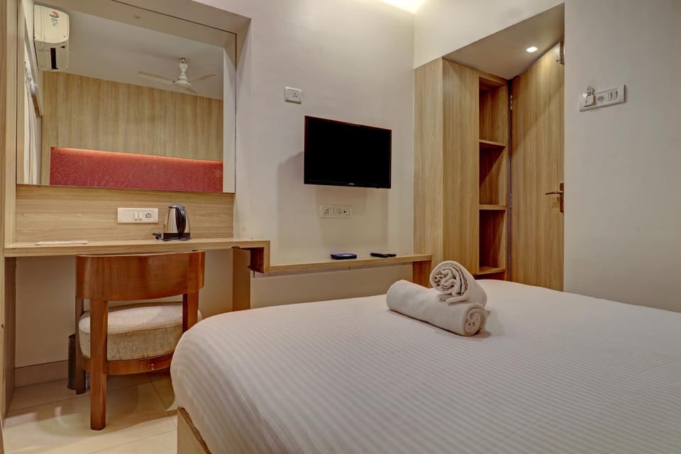 Bed, TV and multimedia, Bedroom, wardrobe