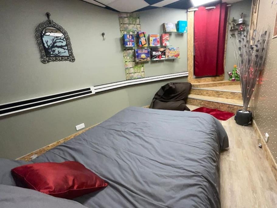 Bed, Photo of the whole room, Bedroom