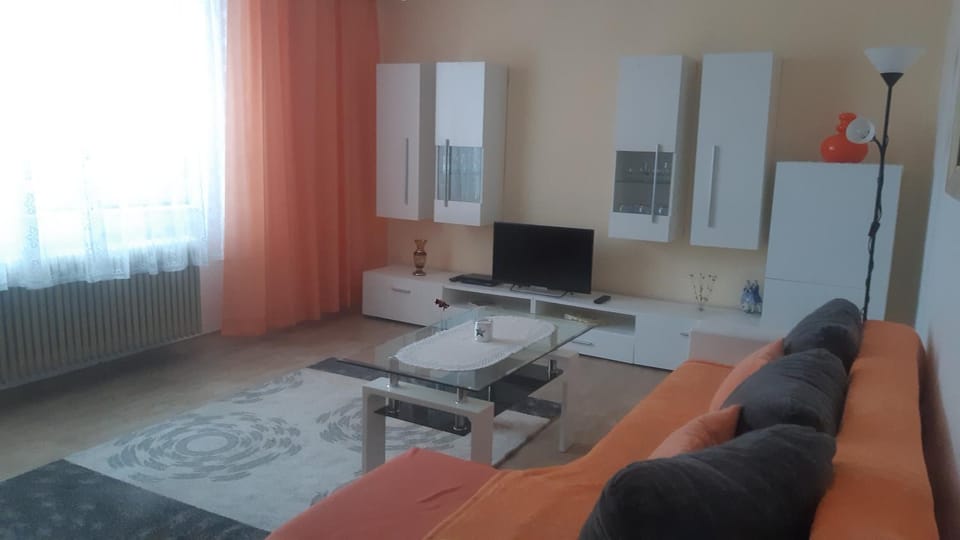 Communal lounge/ TV room, TV and multimedia, Living room, Seating area